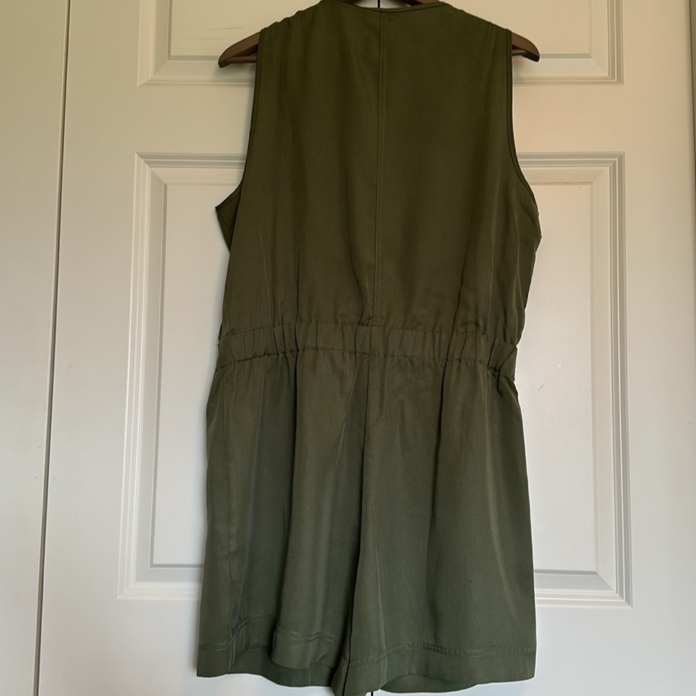 Banana Republic cargo style romper size large NWTS Army green. Pockets! - Picture 3 of 9